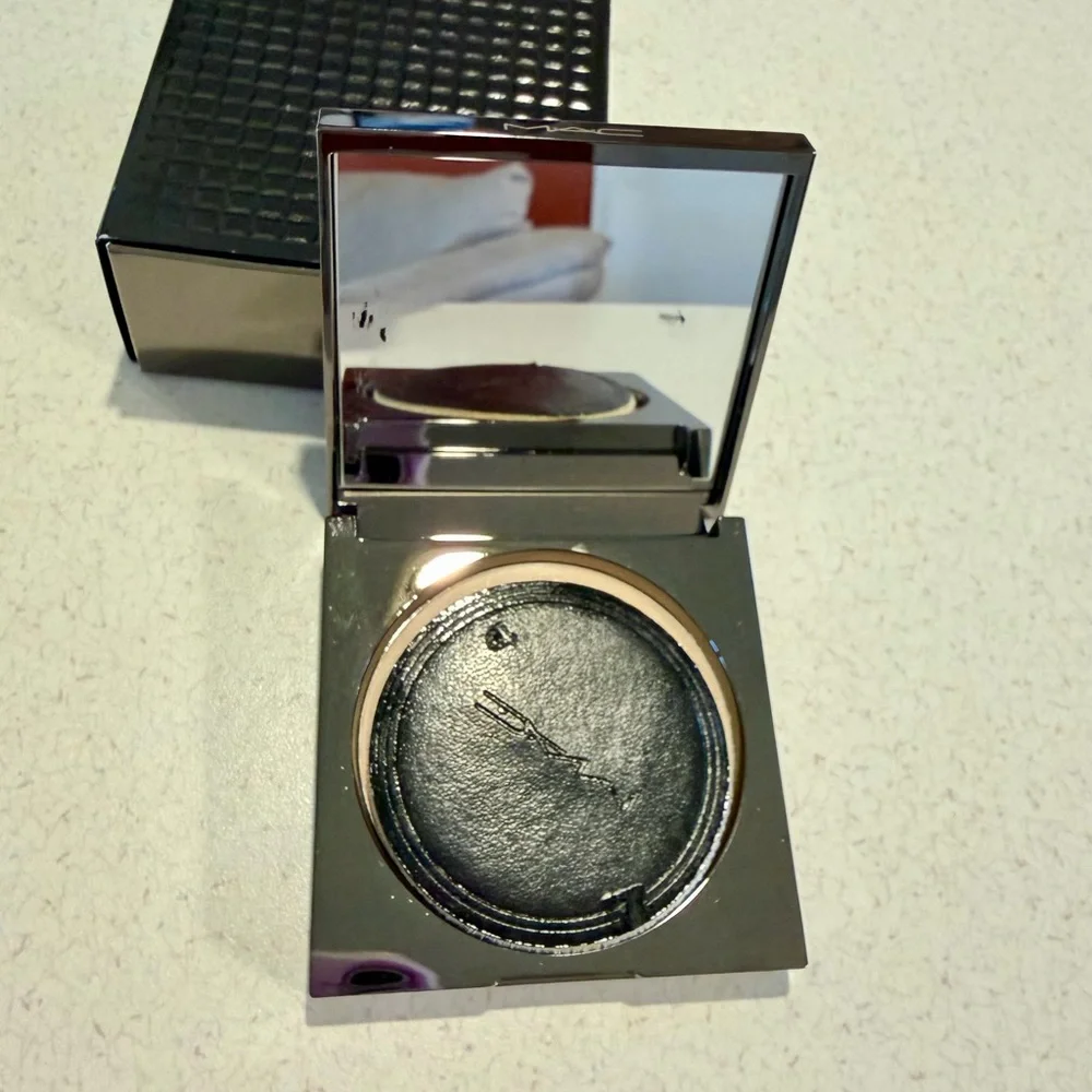 MAC Sheer Mystery Pressed Powder &  Textured Compact Case - Shade Medium